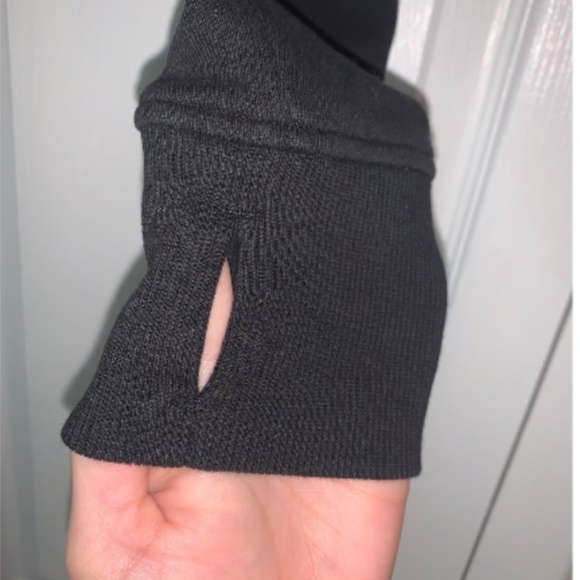 Like New Lululemon Scuba Crop Size 4 - Picture 7 of 9